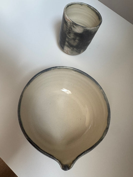 The Pouring Bowl Graphite mit Studio Cup — Draufsicht auf Ausguss und Inneres