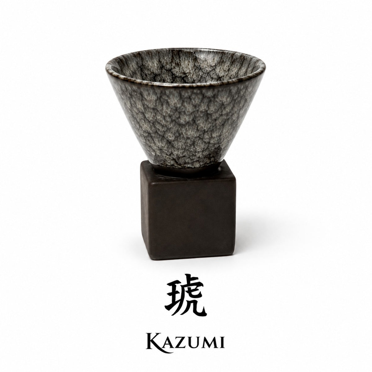 YAMA Keramiktasse 200 ml von KAZUMI, Seitenansicht mit Markenzeichen