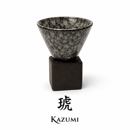 YAMA Keramiktasse 200 ml von KAZUMI, Seitenansicht mit Markenzeichen