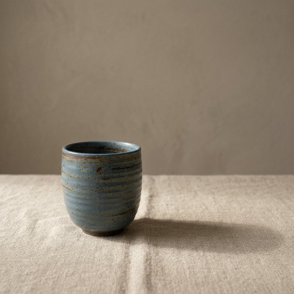 UMI Keramiktasse 250 ml auf Leinen, Detail der horizontalen Glasurbänderung