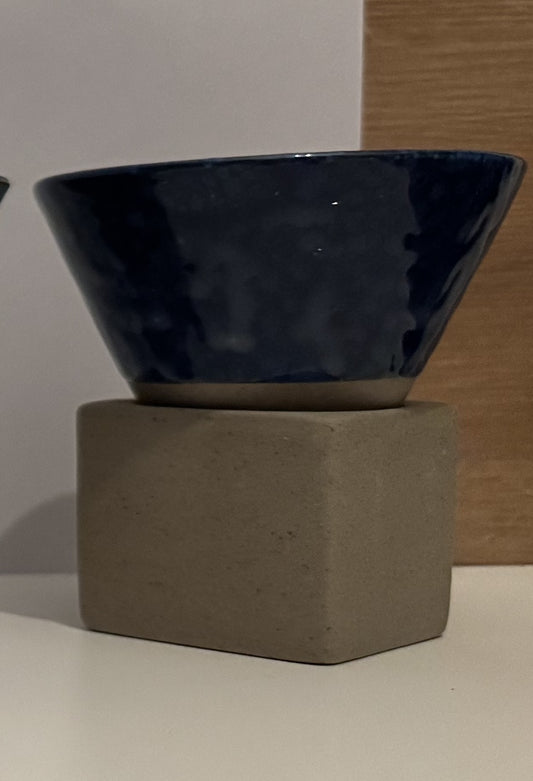 ISHI Dunkelblau, Trichterform auf Sockel