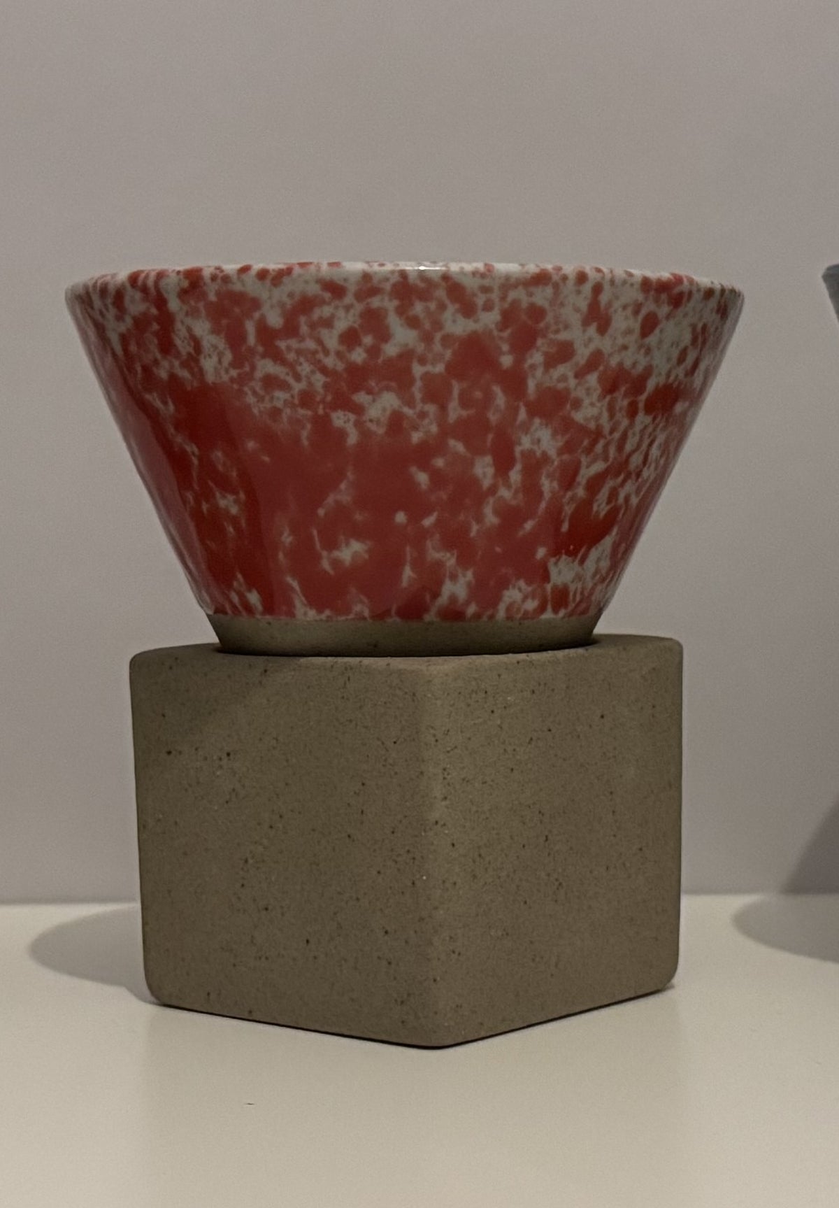 ISHI Rot gesprenkelt (Suna-Glasur), Trichterform auf Sockel