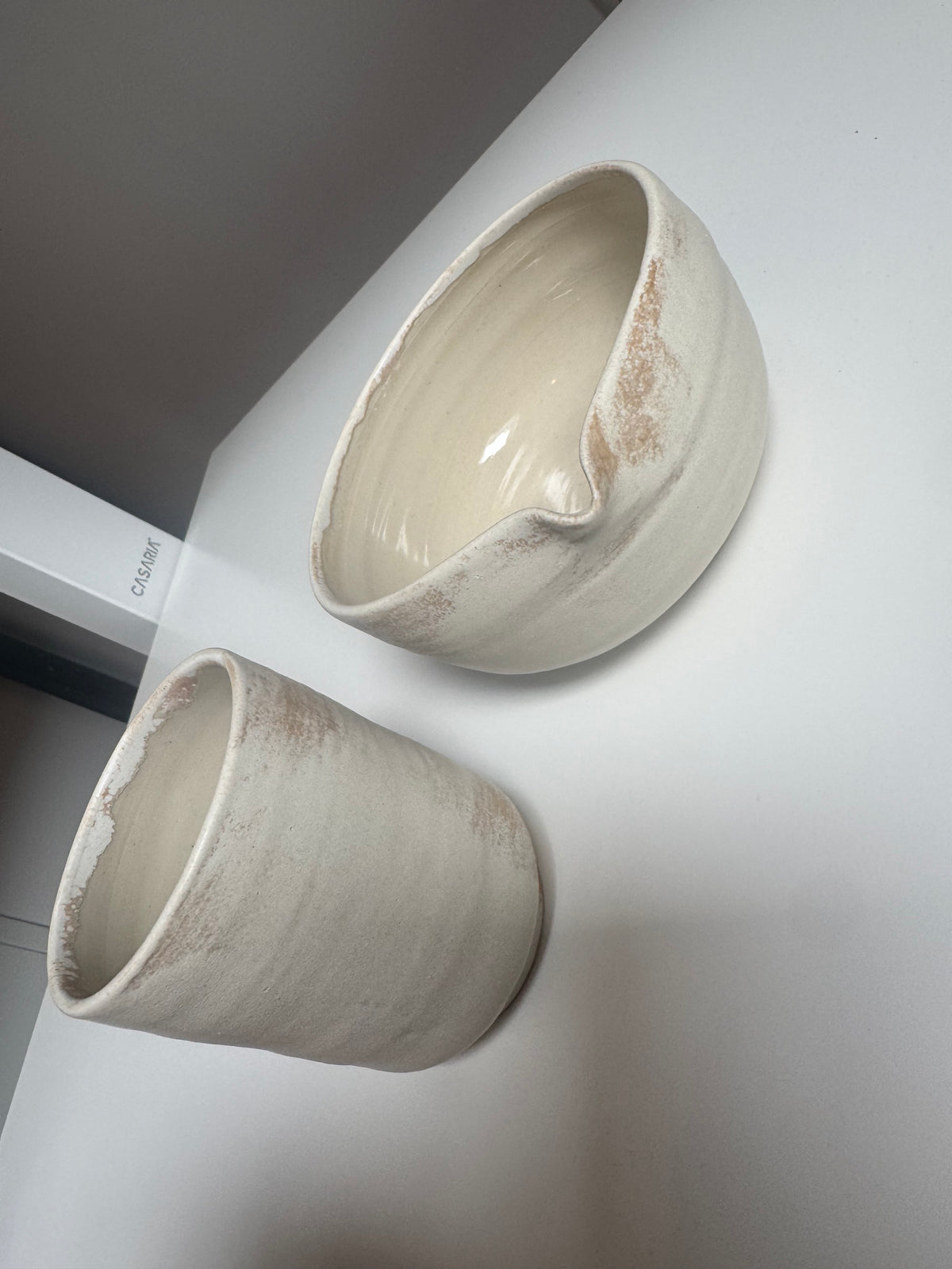 Studio Cup Sandstone neben der Pouring Bowl
