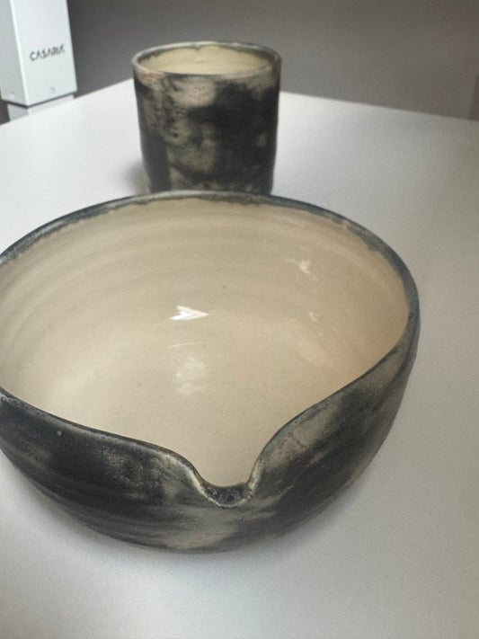 The Pouring Bowl Graphite — charcoal rim, cream interior, handmade in Málaga