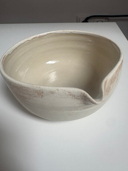 The Pouring Bowl Sandstone — cremefarbenes Inneres und Ausguss, handgedreht von María Monasterio
