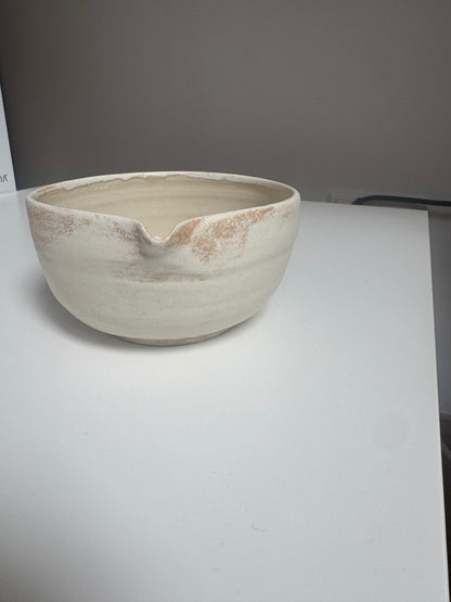The Pouring Bowl Sandstone — Seitenansicht mit Terrakotta-Rand und gebürstetem Schlicker