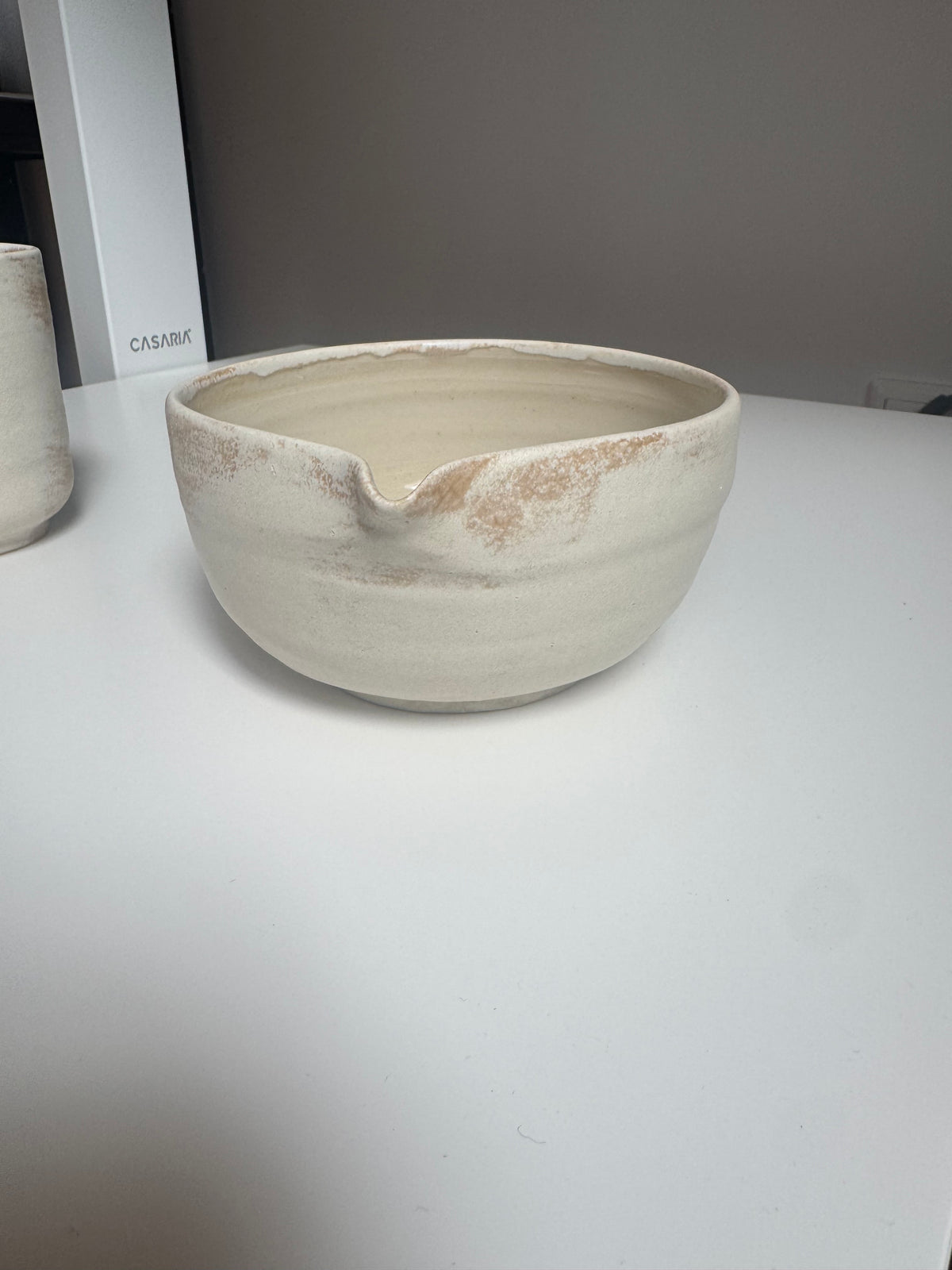 The Pouring Bowl Sandstone — Detail des handgeformten Ausgusses