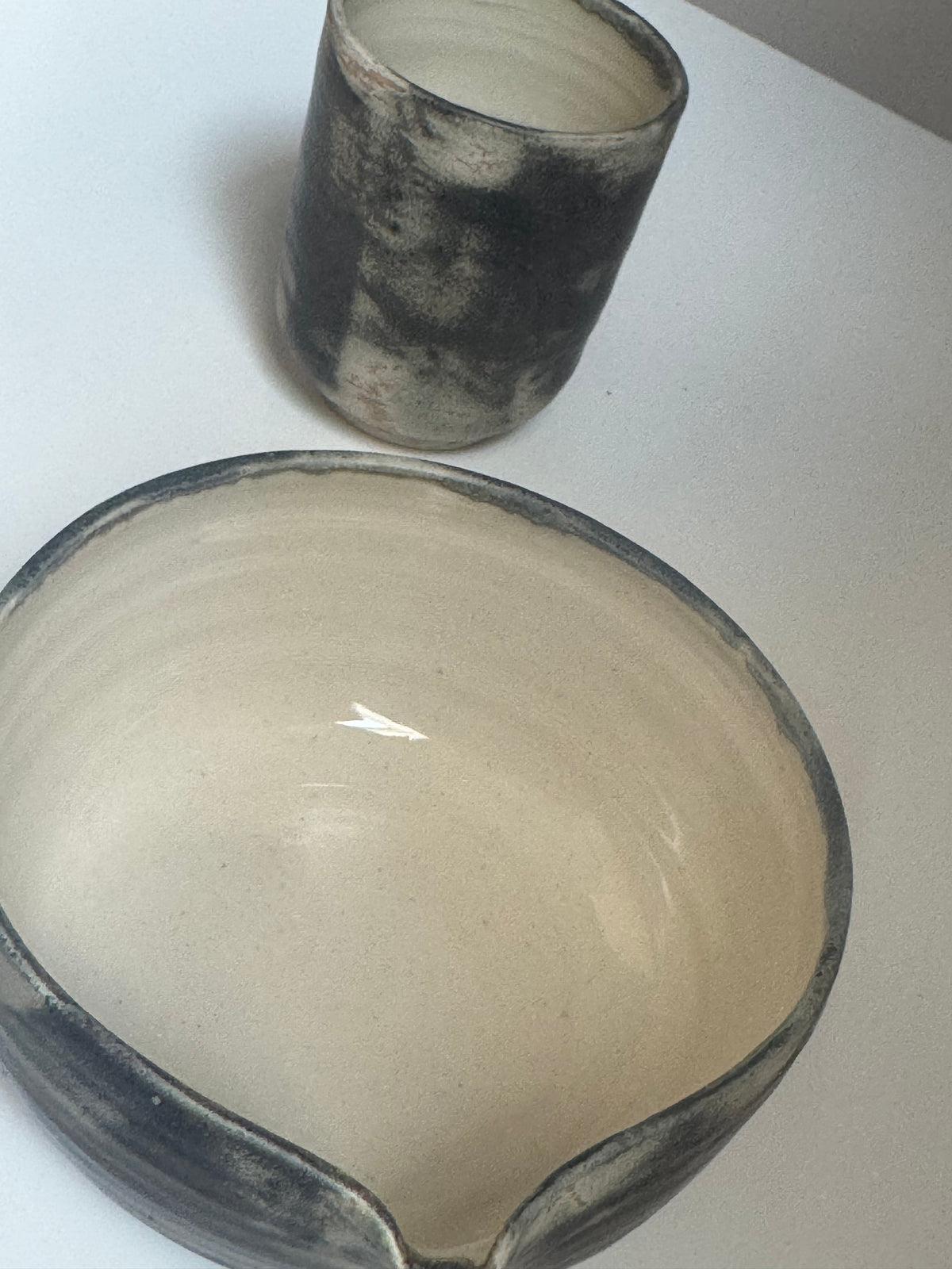 The Studio Cup Graphite — Schrägansicht mit sichtbarer Tonstruktur